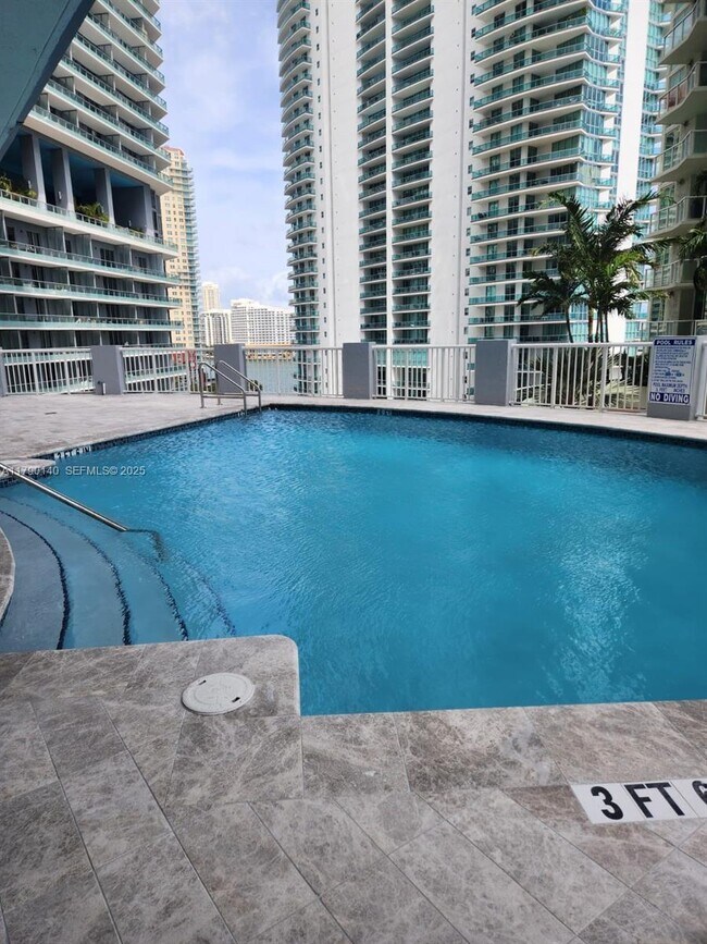 Building Photo - 170 SE 14th St