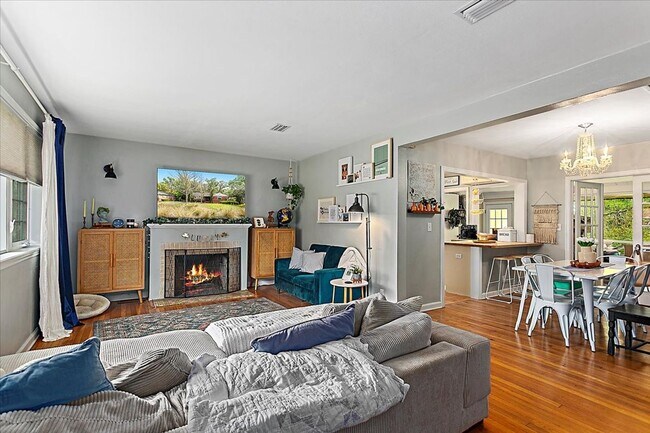 Building Photo - Live in highly desired San Marco