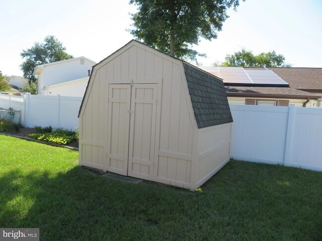 Building Photo - 7895 Pavilion Dr