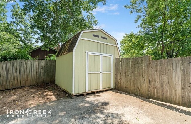 Building Photo - 16 King Arthur Pl