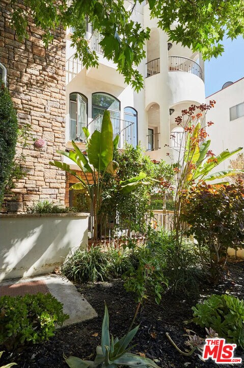 Building Photo - 320 S Swall Dr