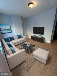 Building Photo - 2728 W Oakdale St