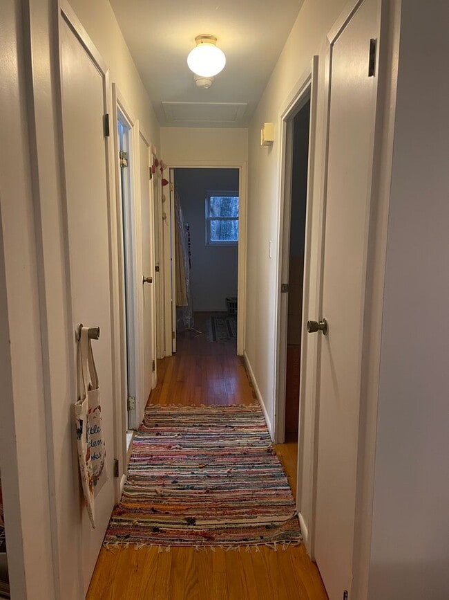 Building Photo - 3 bed, 1 1/2 Bath House