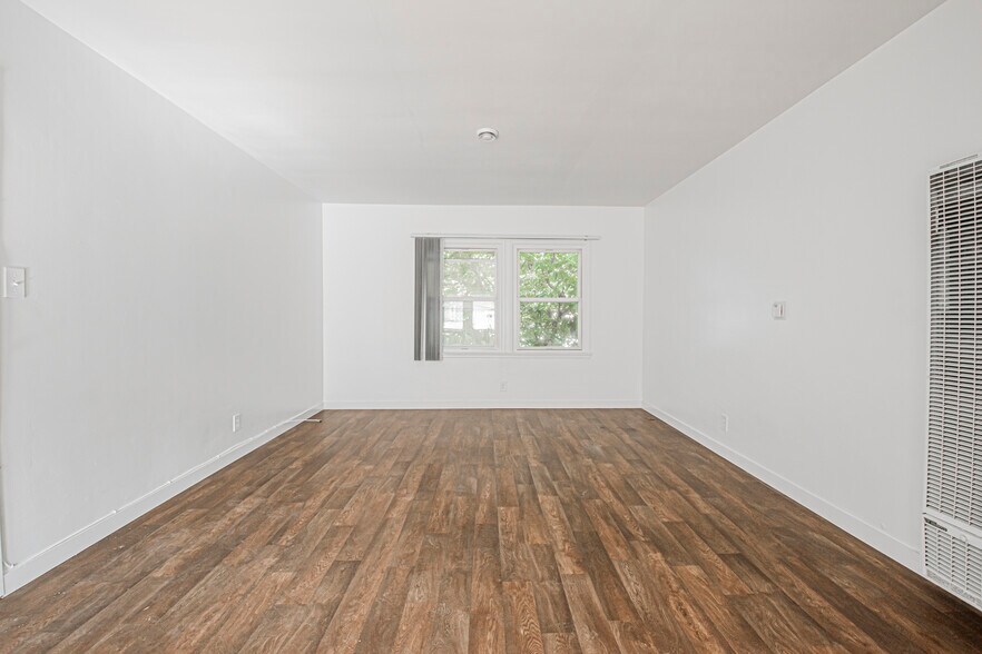 Building Photo - 5844 W 88th St