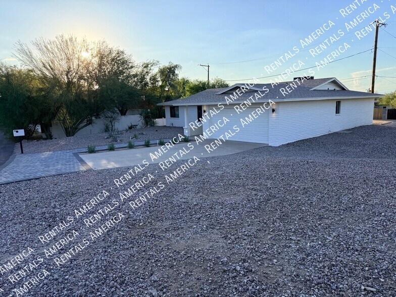 Building Photo - 1704 E Pickrell Dr