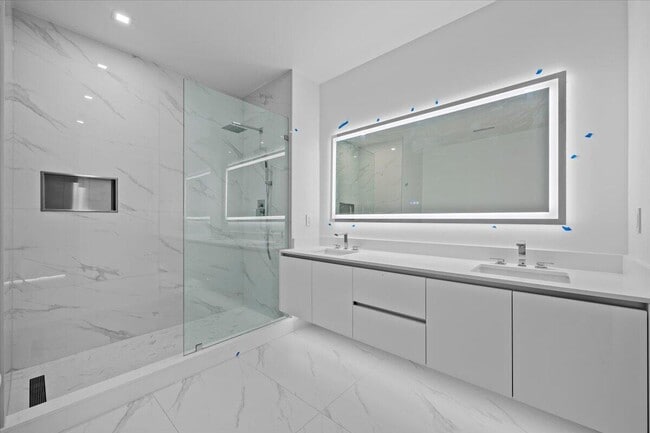 Building Photo - 220 Lake Shore Dr