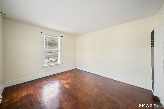 Building Photo - 143 Divinity St