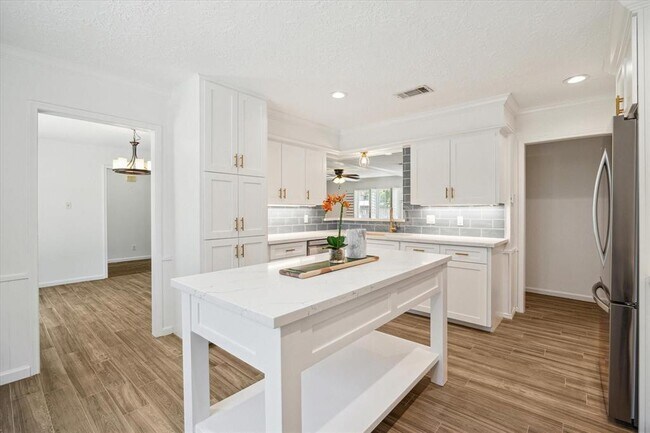 Building Photo - 5503 Oakhaven Ln