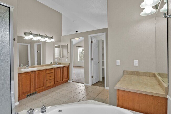 Building Photo - 705 Witchhazel Ct