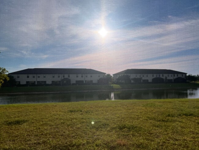 Building Photo - 3BR/2.5BA/1CG Townhome in Gran Paradiso