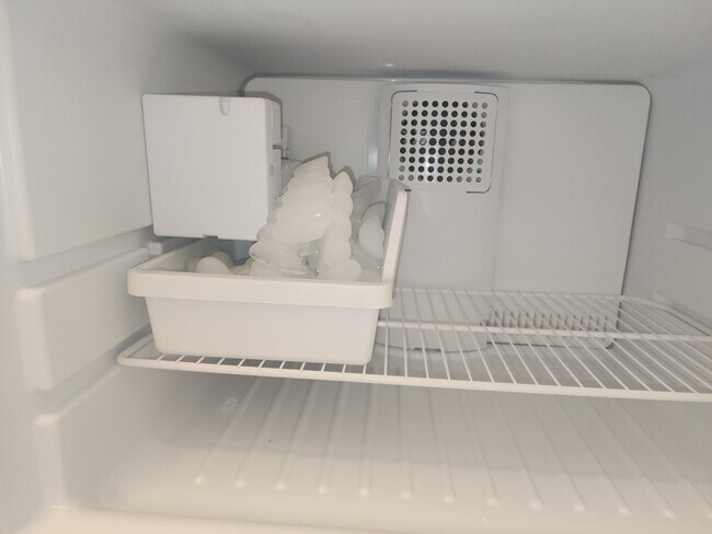 447 OAK APT H REFRIGERATOR ICE MAKER - 447 N Oakhurst Dr