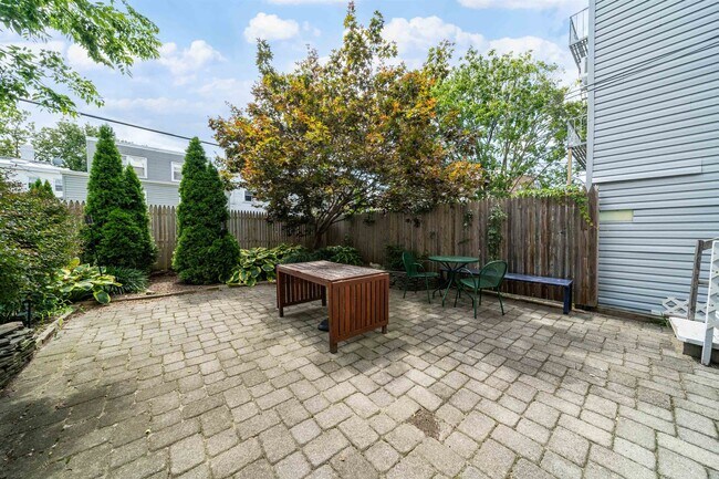 Building Photo - 27 Thorne St