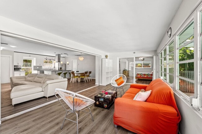 Building Photo - Single Family home on quiet street steps from the Intracoastal and Dining