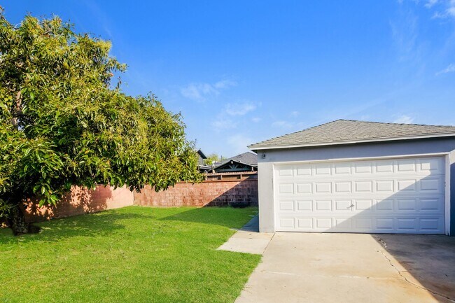 Building Photo - **LAKEWOOD HOME** THREE BEDROOMS-ONE BATH** $3950.00