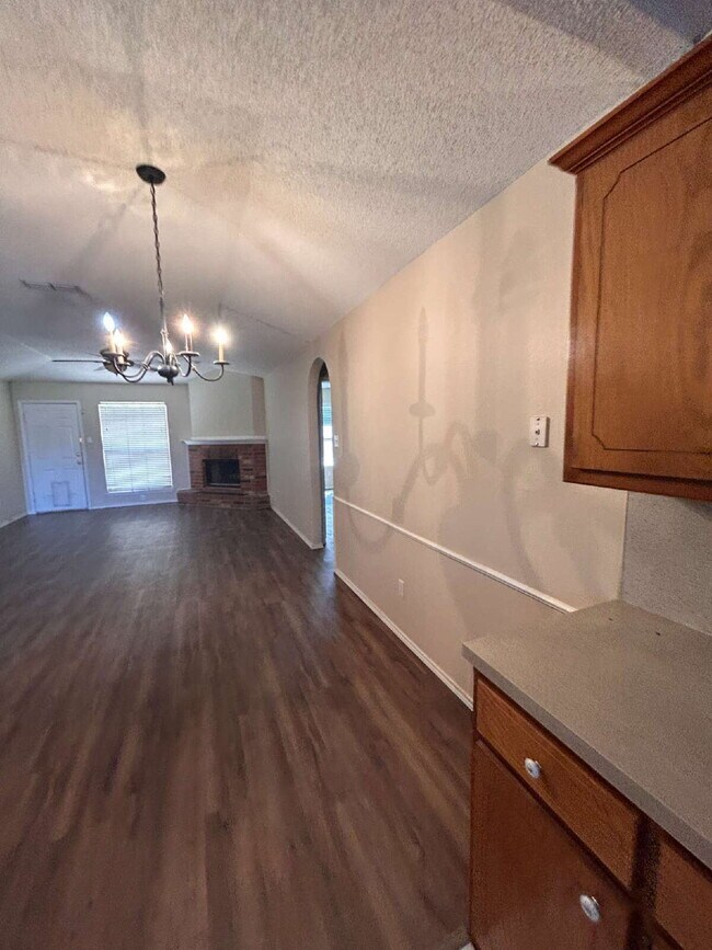 Building Photo - House Located Minutes From Park, School & Restaurants!