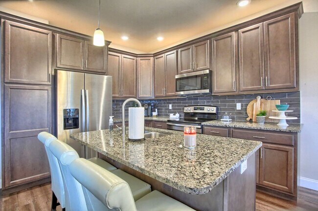 Building Photo - 3/BR luxury carriage home for rent