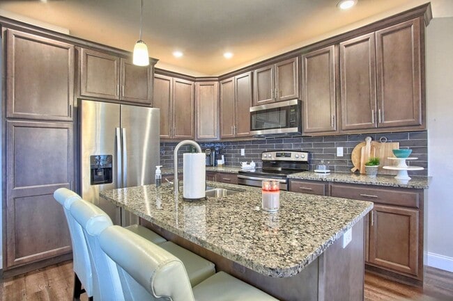 Building Photo - 3/BR luxury carriage home for rent FULLY FURNISHED