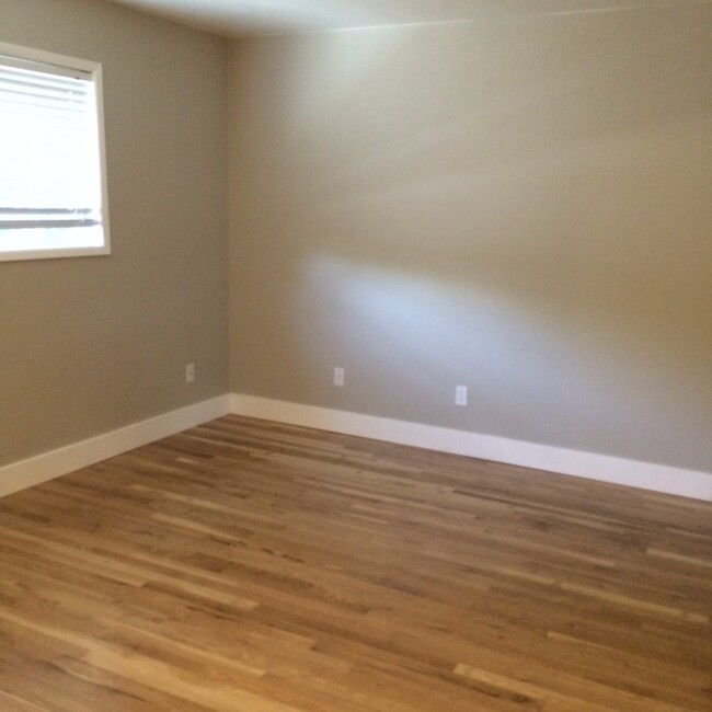 Building Photo - Super cute top level 1 bed w/ washer/dryer...