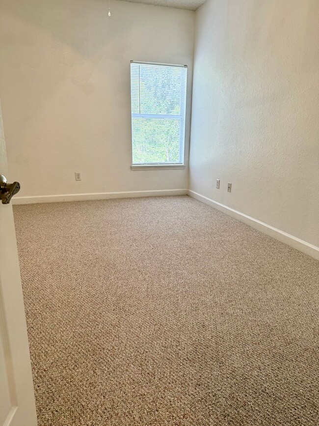 Building Photo - Harbour Island Townhome