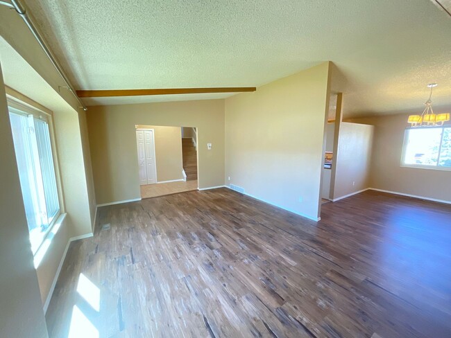 Building Photo - 5 Bedroom Home Available Near Research Pkw...