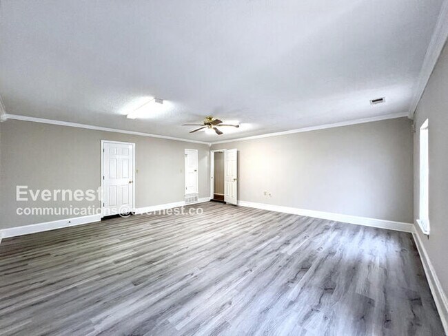 Building Photo - 3 Bed, 2 Bath Home with Fenced Yard / Pet-Friendly / Coming Soon!