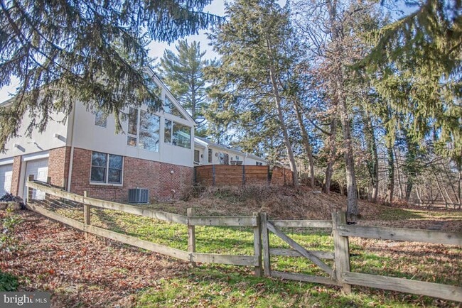 Building Photo - 92 Overbrook Dr