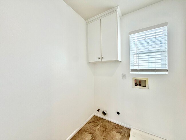 Building Photo - Charming 3 Bedroom Bel Flora Home with Private Patio & Amenities