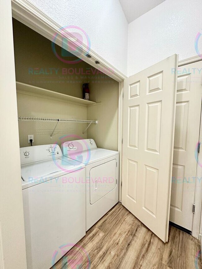 Building Photo - 3 Bedroom 2.5 Bathroom + Loft & 2 Car gara...