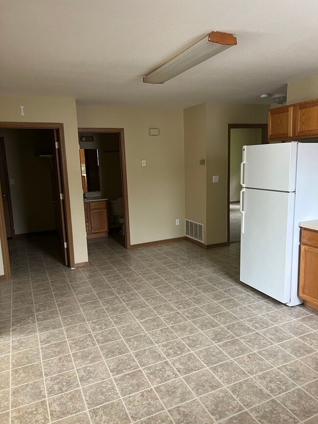 Building Photo - 2626 E Oakbrook Dr