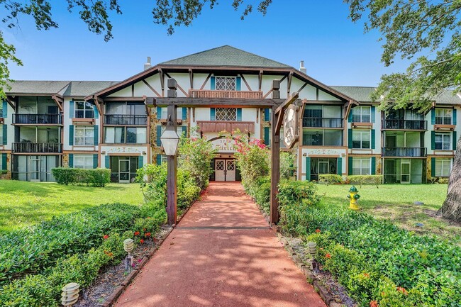Building Photo - 3750 Inverrary Dr