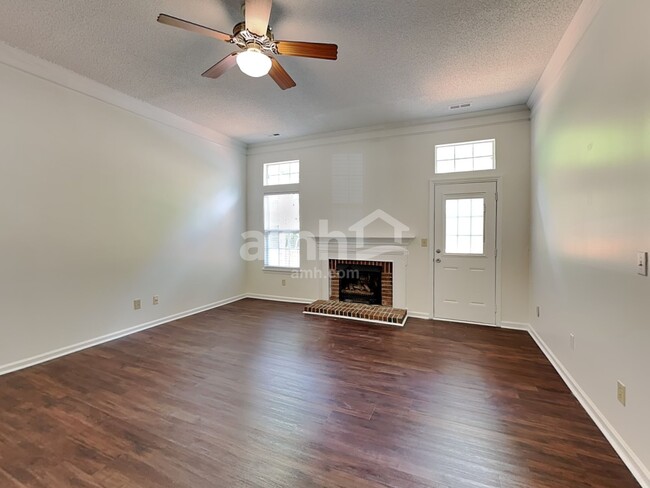 Building Photo - 3023 Laurelwood Dr