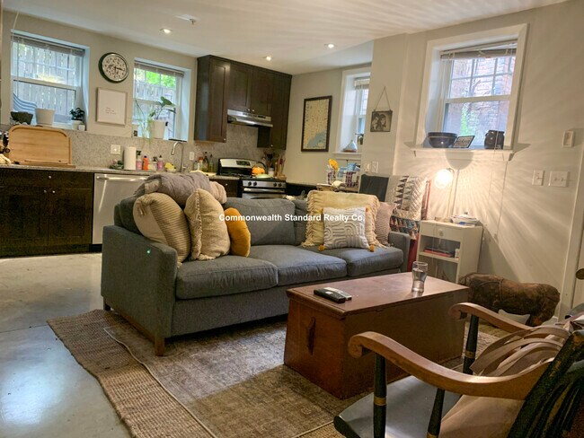 Building Photo - 33 Anderson St