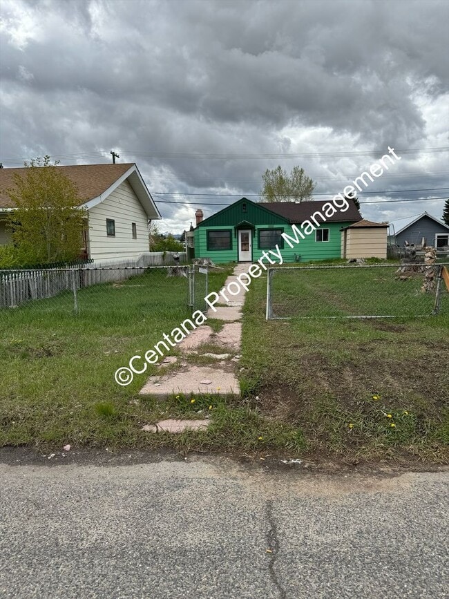 Building Photo - 2 Bedroom 1 Bath Home