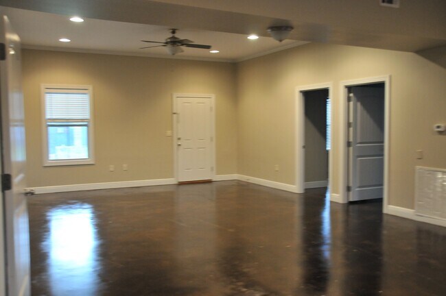 Building Photo - 1420 Cloverdale Rd