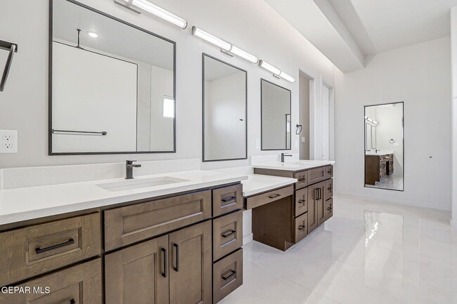 Building Photo - 828 Eltham Dr