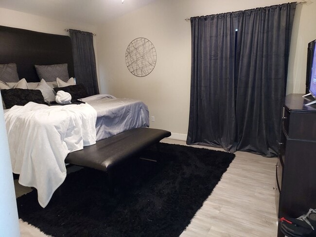 Building Photo - Four bedroom w/ Studio