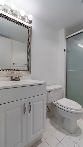 Building Photo - 3701 N Country Club Dr
