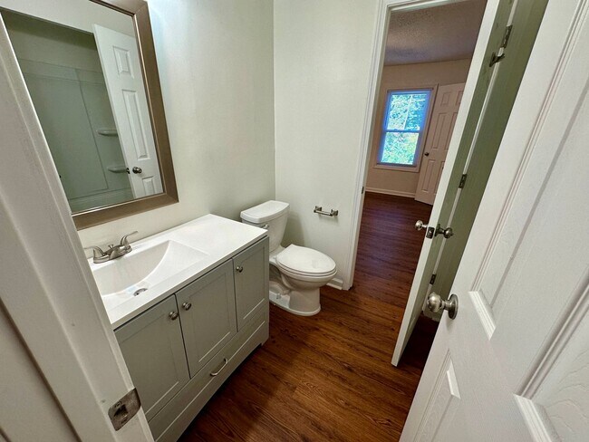 Building Photo - 2 BEDROOM/ 1.5 BATHROOM TOWNHOME-WALKING D...