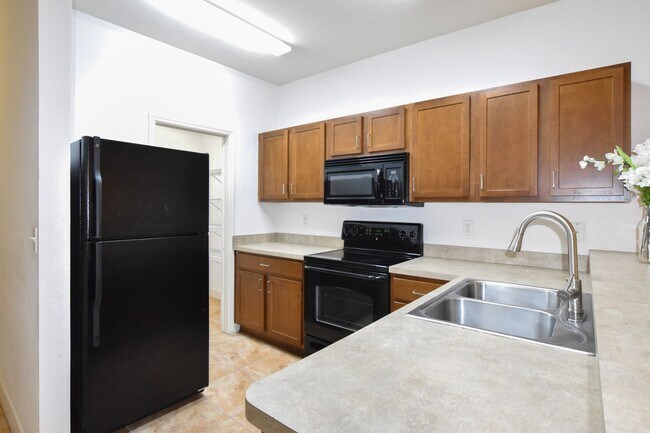 Building Photo - Wood's Edge South Townhouse – 2BR/2BA with Over 1,000 Sq. Ft. | Pet Friendly & Prime Location!