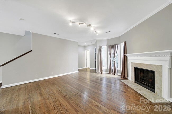 Building Photo - 804 Greenleaf Ave