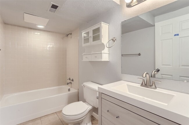 Building Photo - Spacious 5 Bedroom 2 Bath Single Family Home