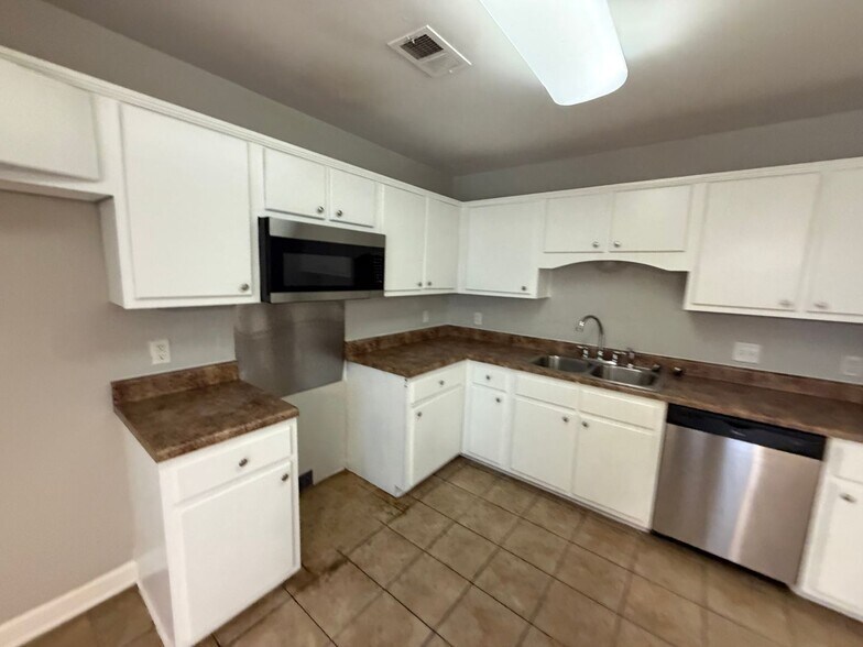 Building Photo - 8898 Rasco Hills Cove