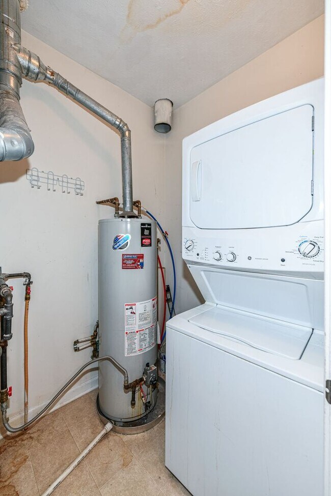 Building Photo - 2 Bed 2 Bath Townhome in Broad Ripple! Nature Trails!