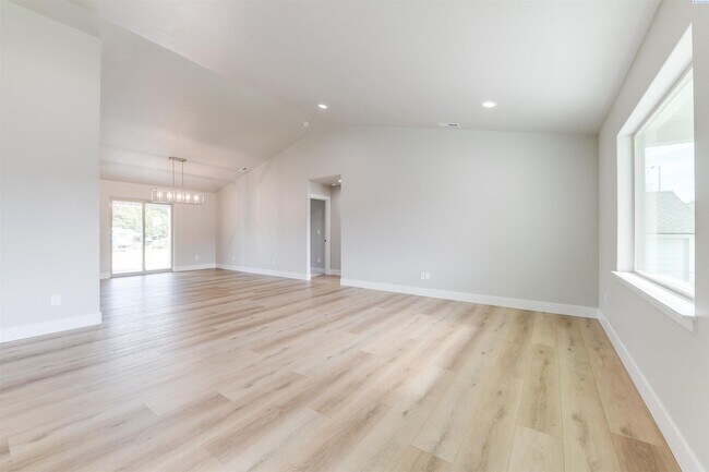 Building Photo - 79 E 22nd Pl