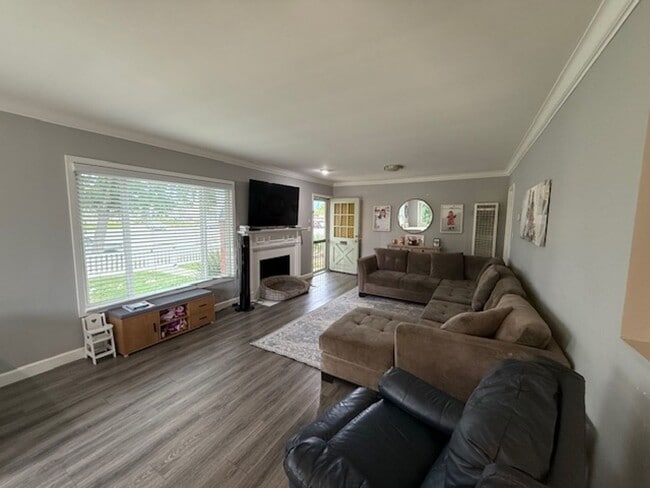 Building Photo - SPACIOUS 3 BEDROOM / 1.5 BATH HOME IN LOS ...