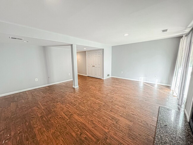 Building Photo - Updated 3 Bed 3.5 Bath Townhome with Deck ...