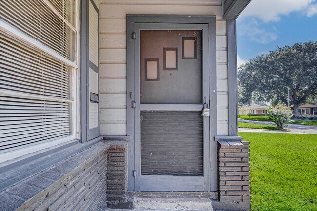 Building Photo - 6507 Heron Dr