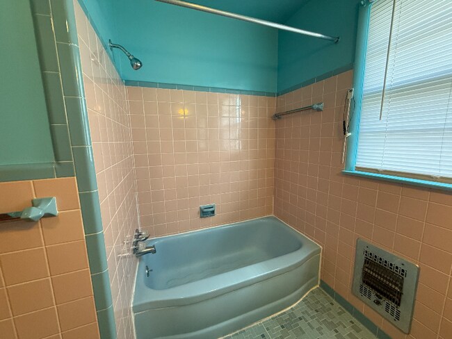 Building Photo - 490 Sunliner Dr