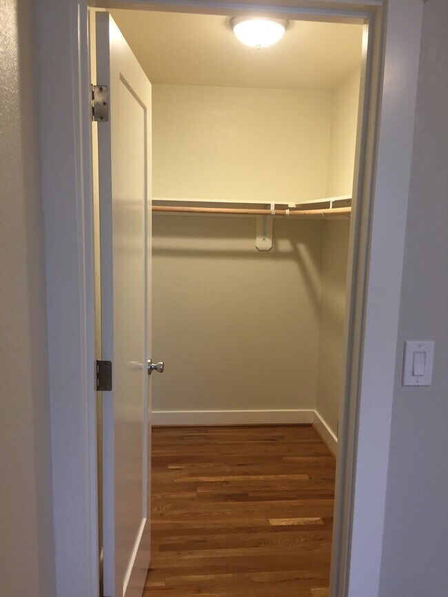 Building Photo - Modern PrivatePorch/Entry 2Br Hardwoods-Qu...