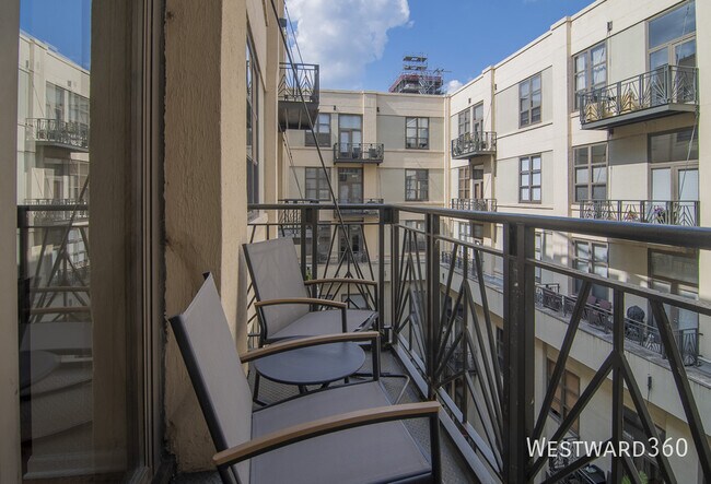 Building Photo - 758 N Larrabee St